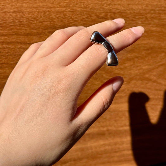 Sculptural Arc Ring – Modern Minimalism